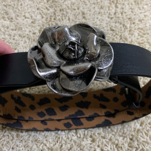 BETSEY JOHNSON BLACK SILVER HEAVY ROSETTE BUCKLE BELT LEOPARD INSIDE BELT SZ S - Picture 2 of 14